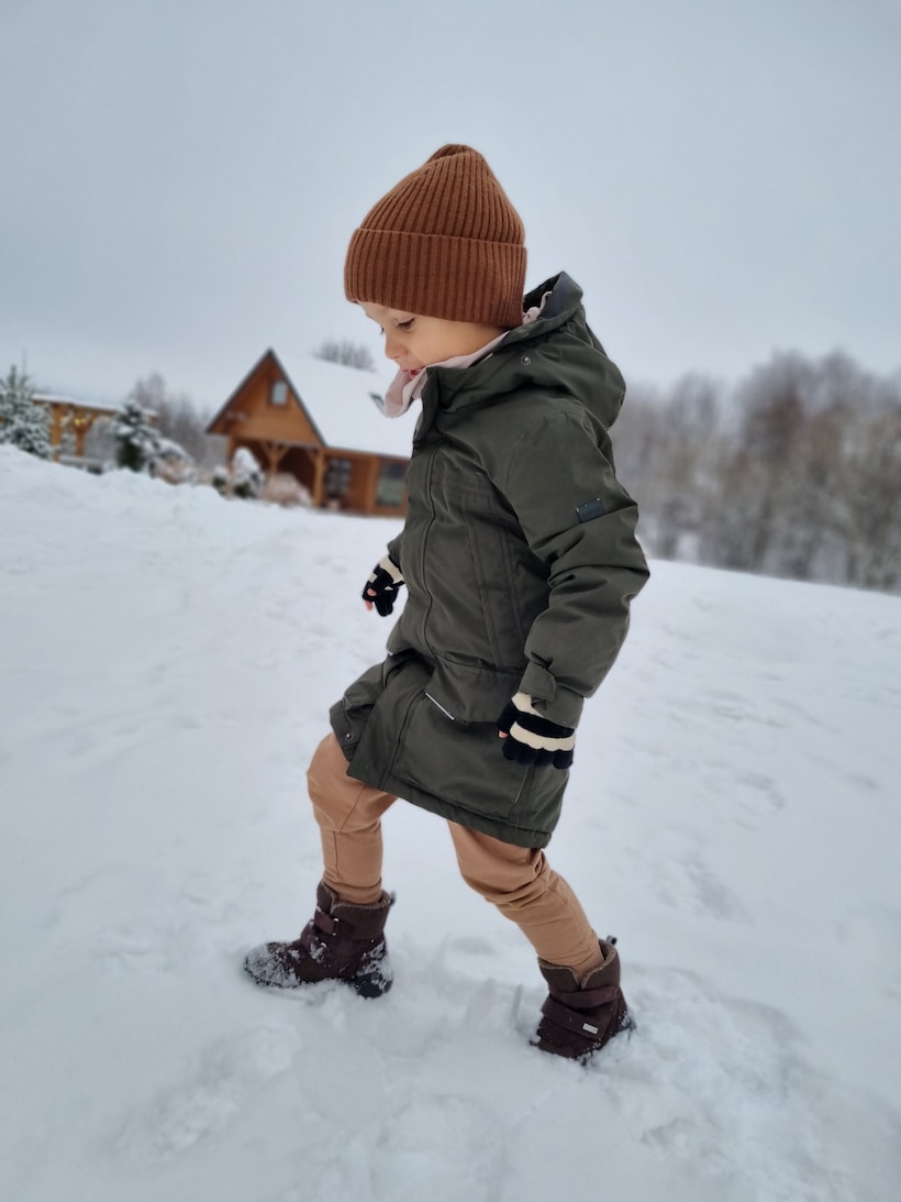 jak ubrać dziecko na spacer zimą