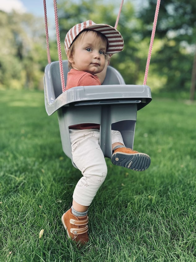 Jak ubrać niemowlę na spacer? Przydatne porady