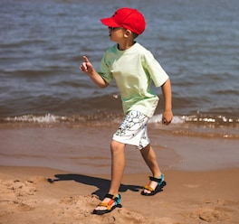Co zabrać na wakacje z dzieckiem? Pamiętaj o wygodnych butach!