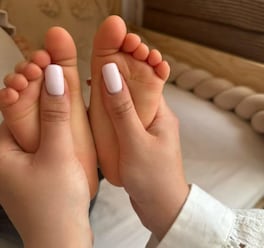 Jak dbać o stopy dziecka i kontrolować ich rozwój?