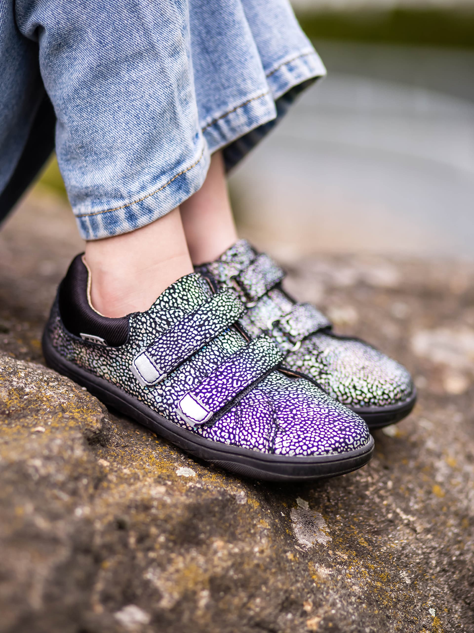 Kolorowe półbuty barefoot i jeansy