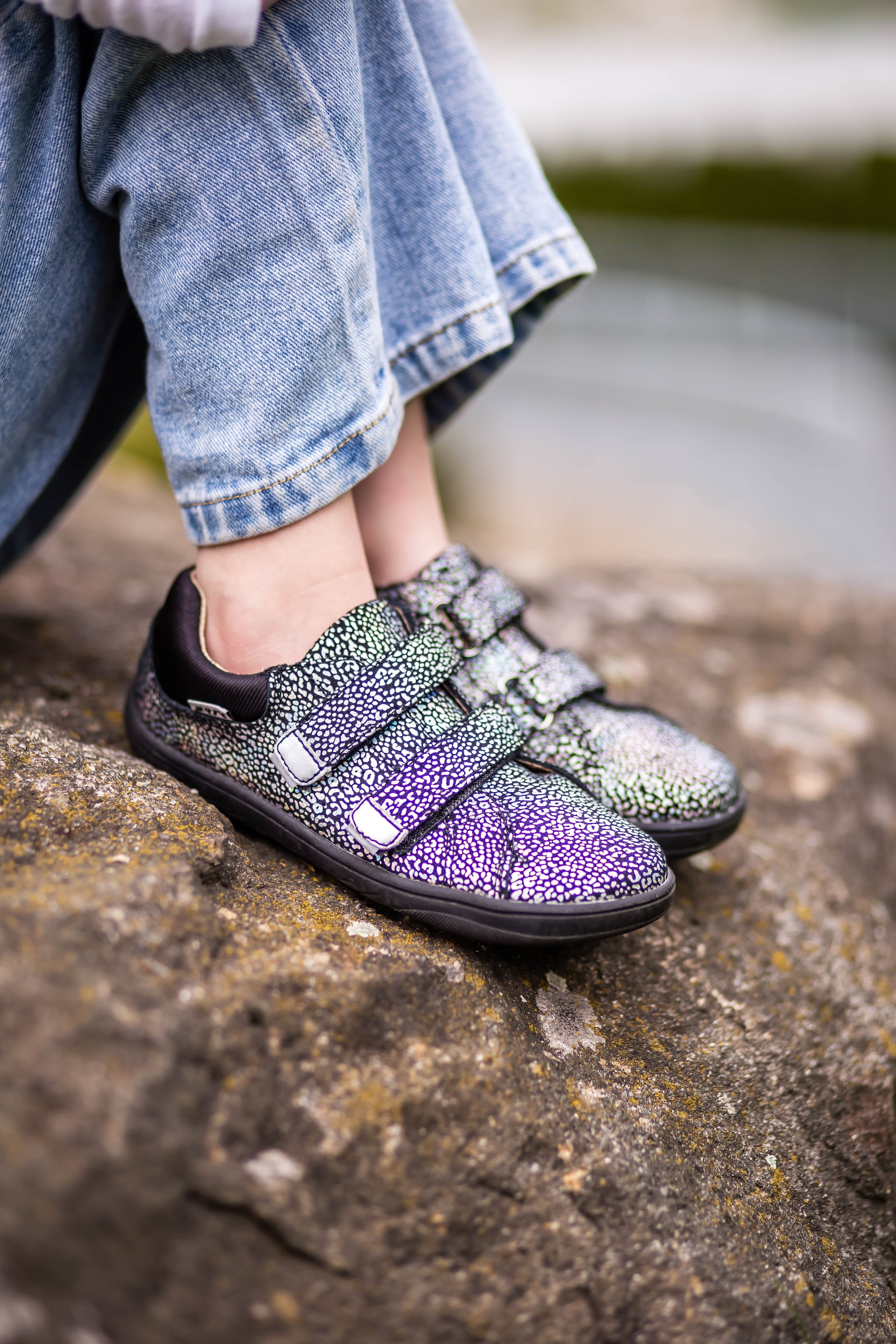 Kolorowe półbuty barefoot i niebieskie jeansy