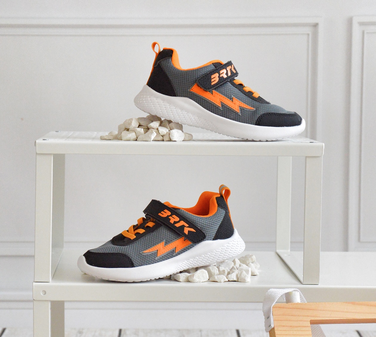 Czarno-szare sneakersy z błyskawicą