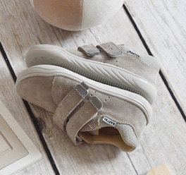 Buty dla dzieci z wysokim podbiciem: Jak wybrać odpowiedni model?