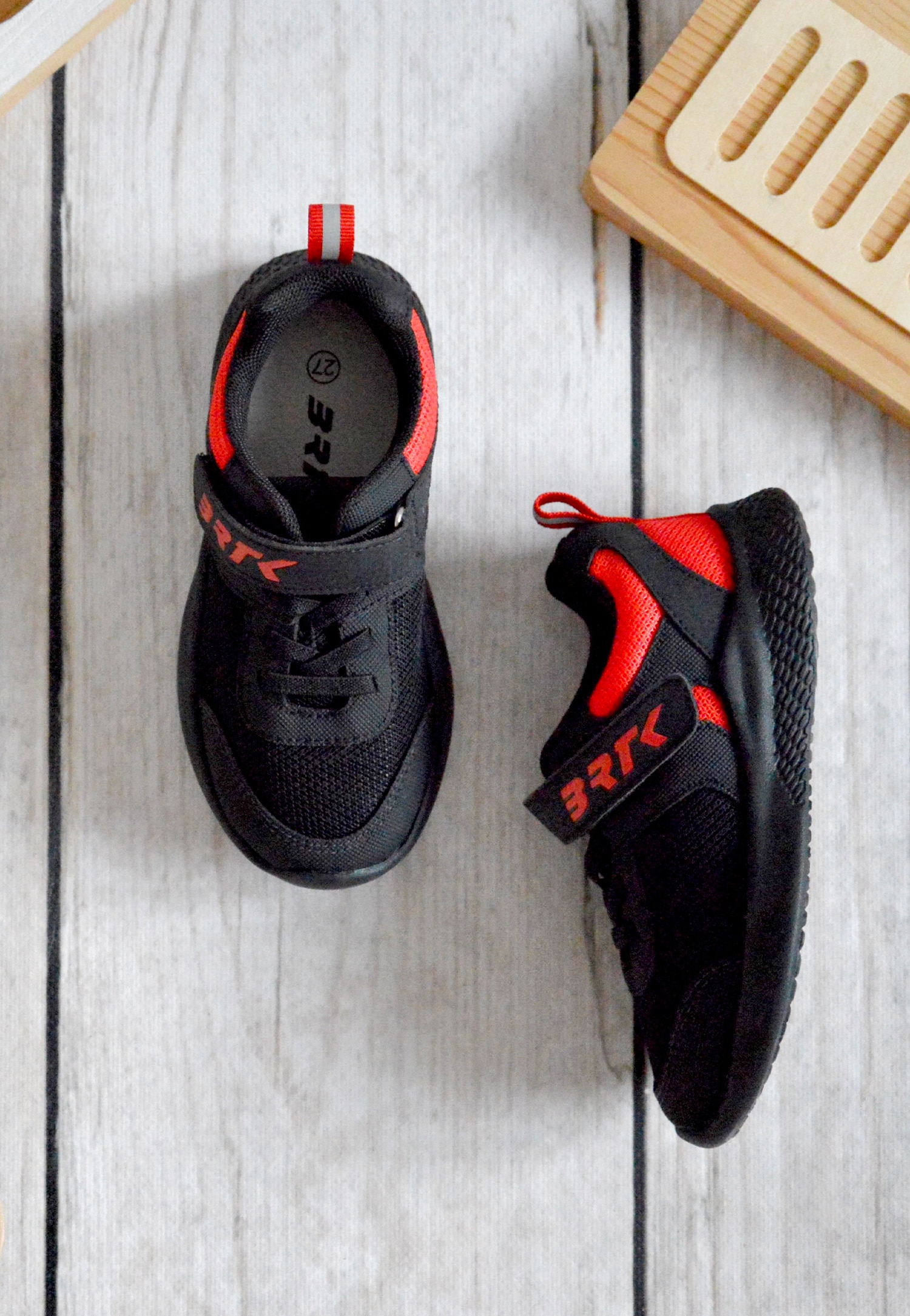 Czarno-czerwone sneakersy