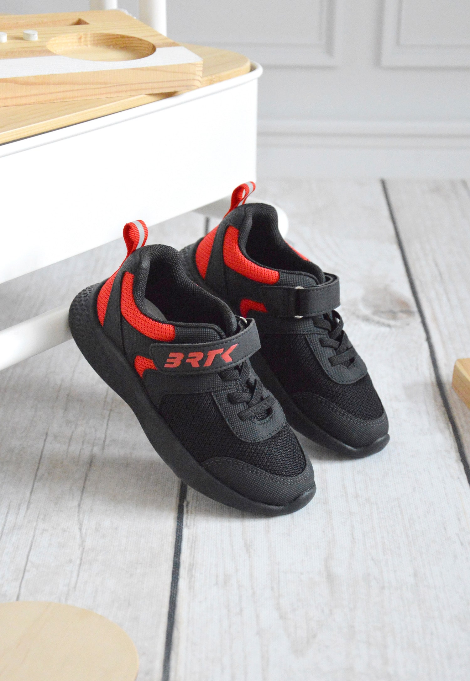 Czarno-czerwone-sneakersy-dzieciece
