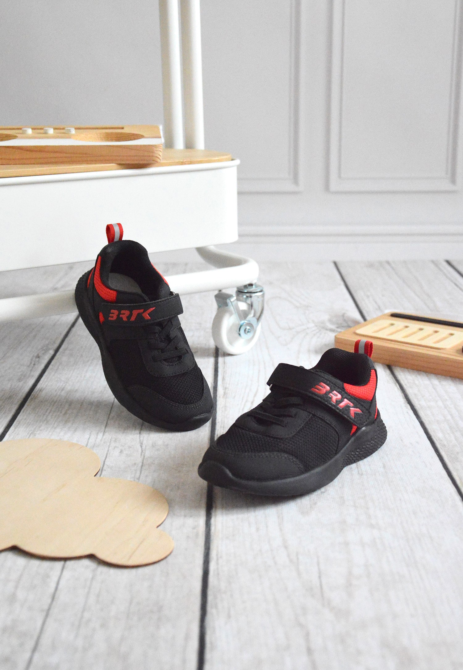 Czarno-czerwone sneakersy sportowe
