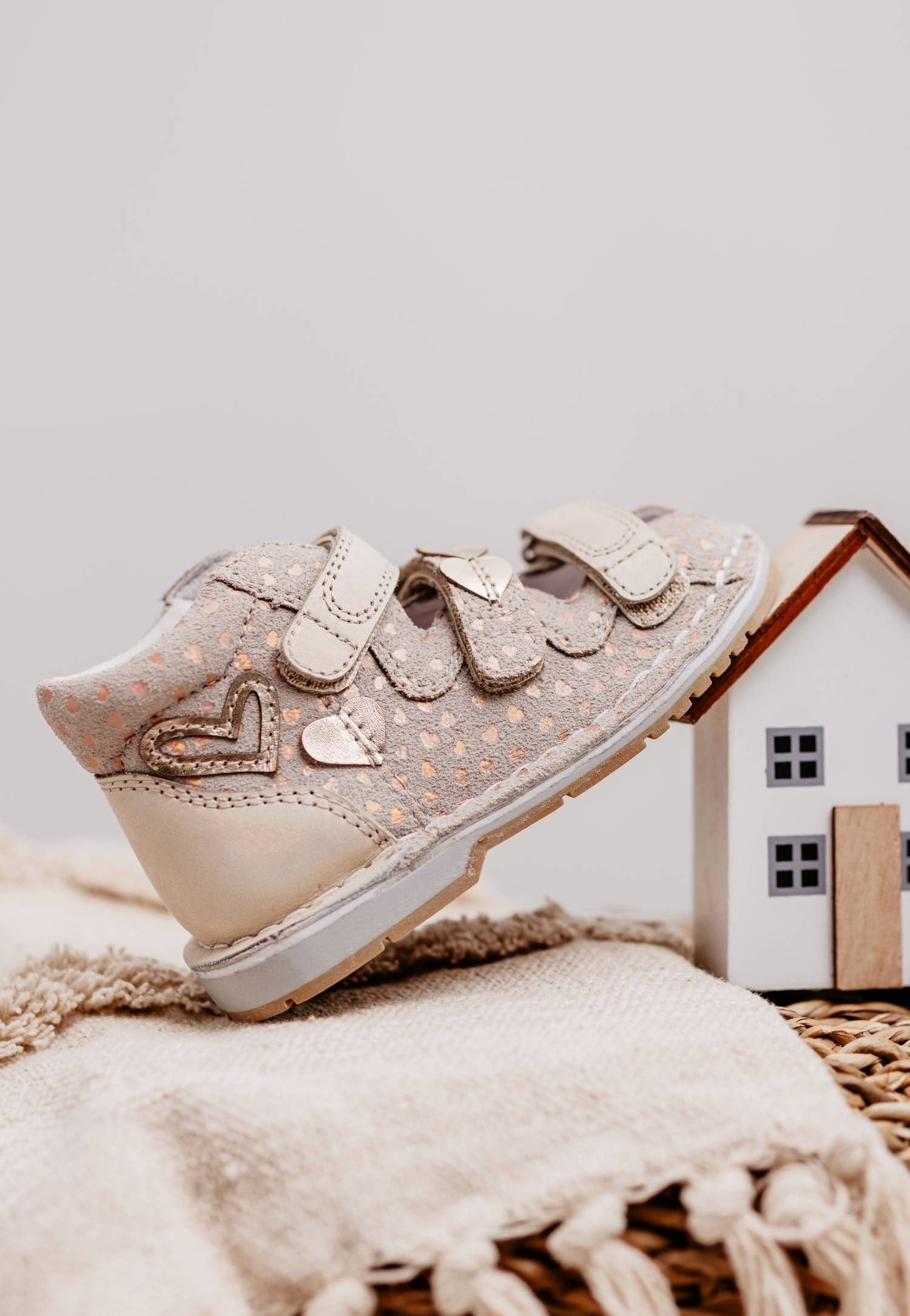 Beżowe sandały profilaktyczne