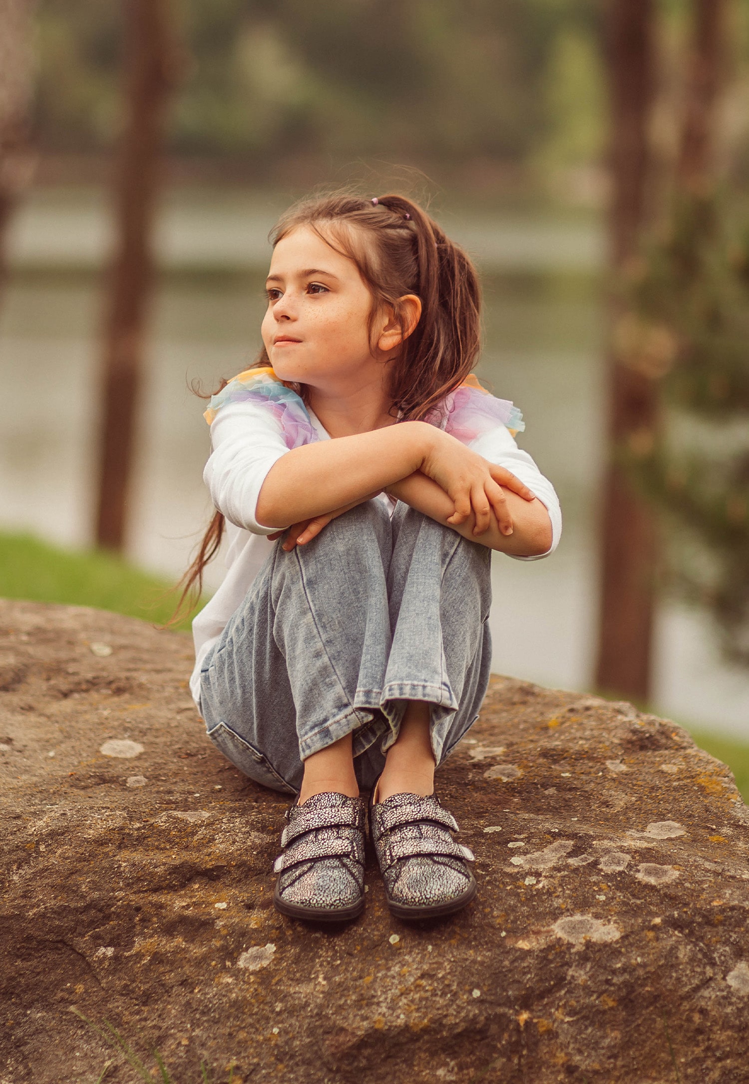 Srebrne półbuty dziewczynka w jeansach