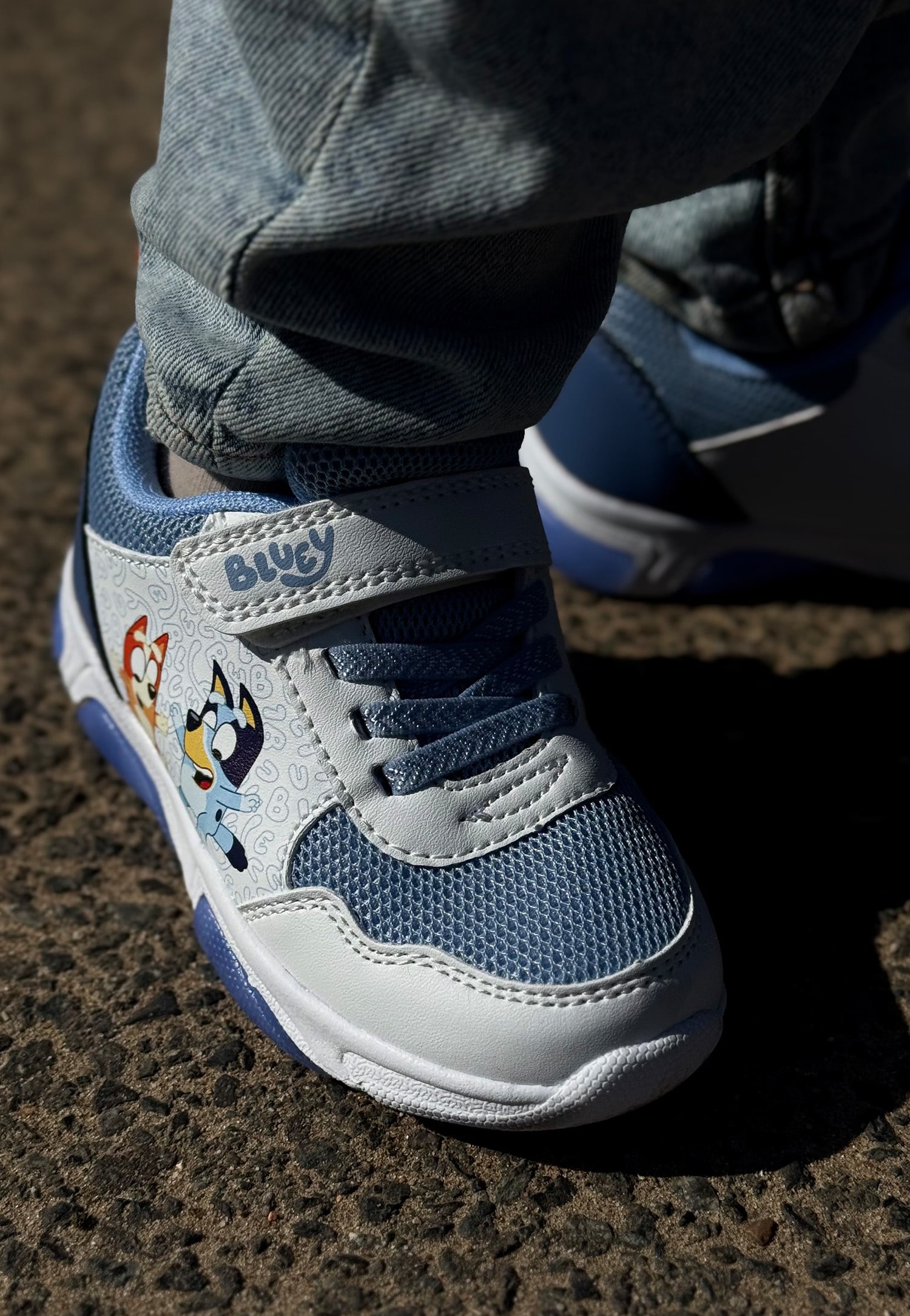 Biało-niebieskie sneakersy Bluey