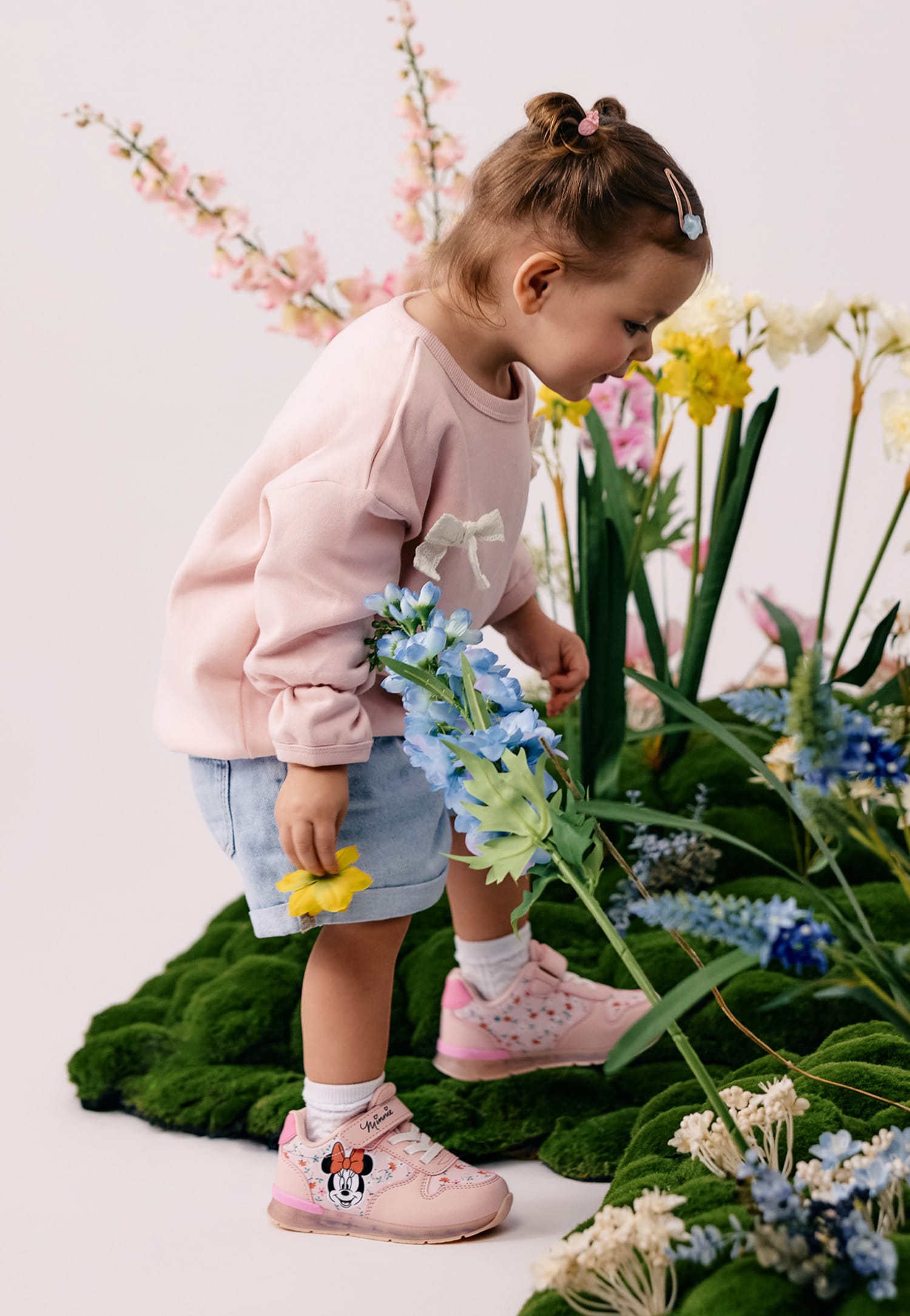 Różowe sneakersy minnie i dziewczynka w jeansowych szortach