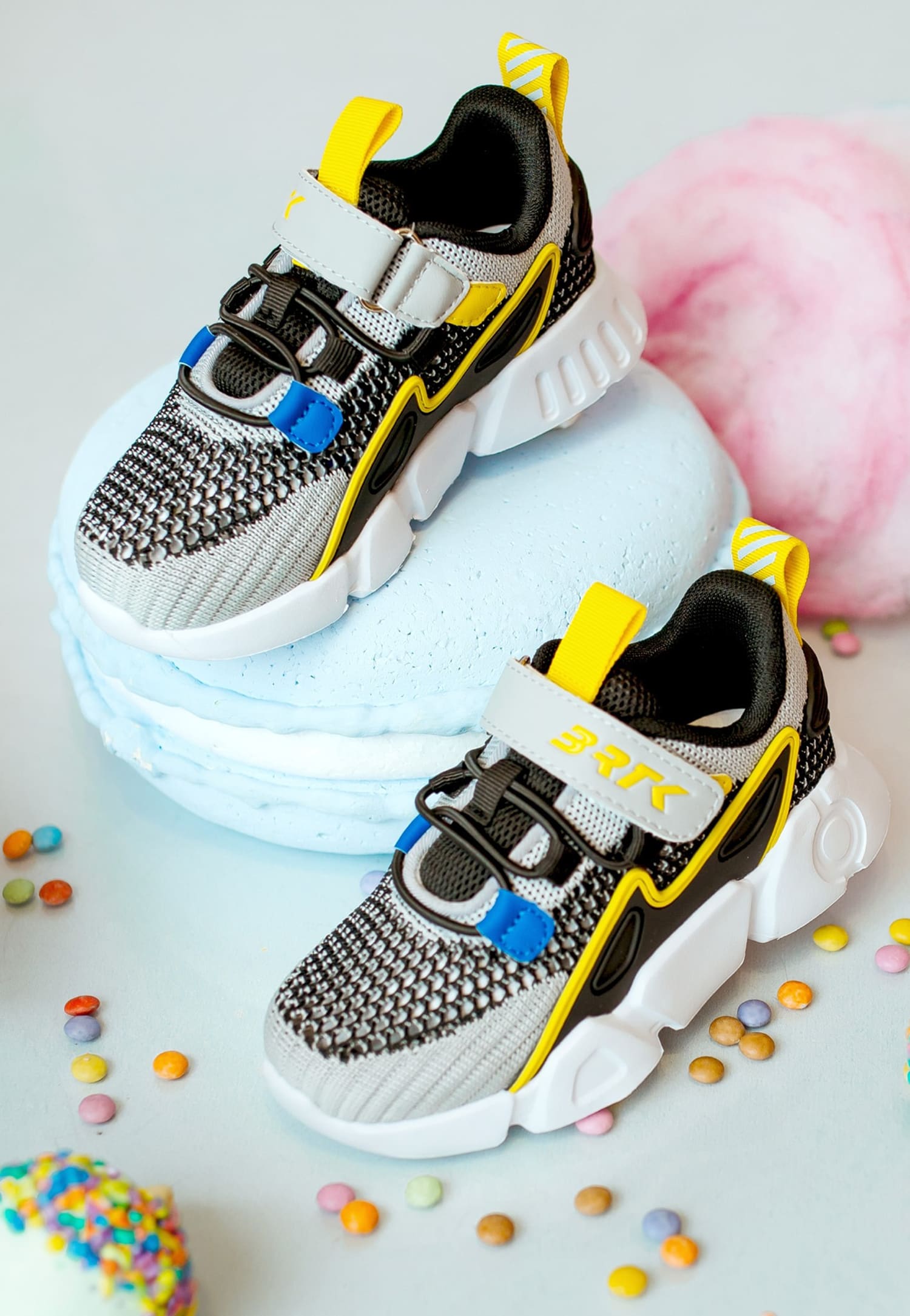 Siateczkowe sneakersy z białą podeszwą