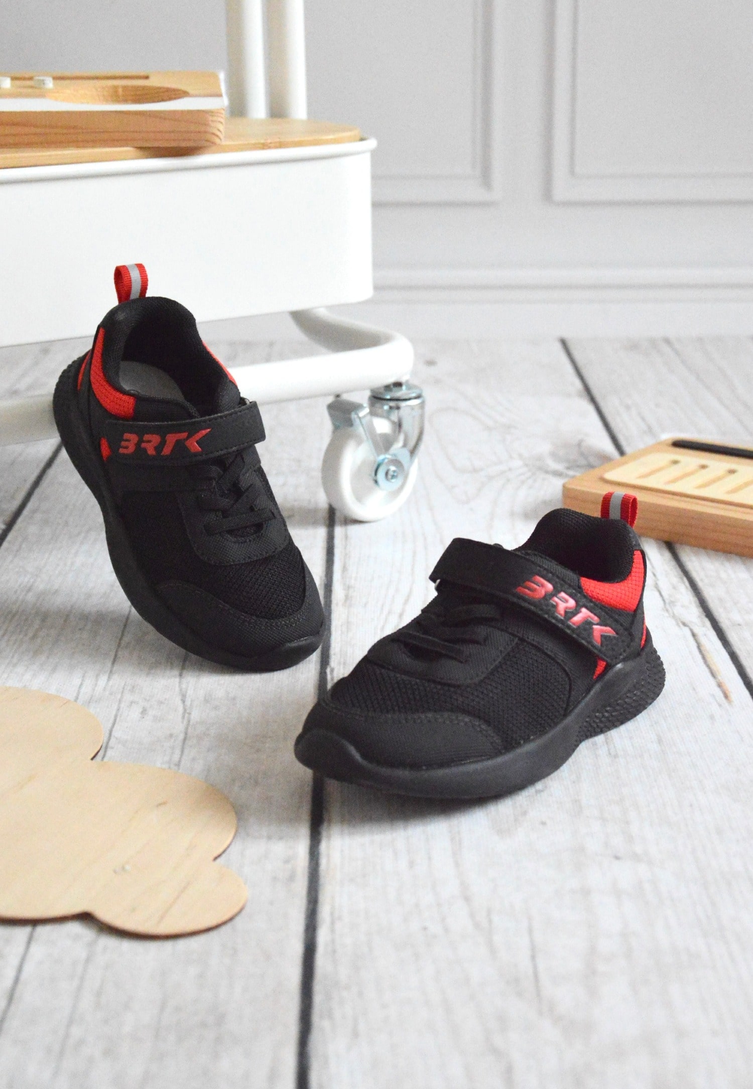 Czarne sneakersy z czerwonym logo