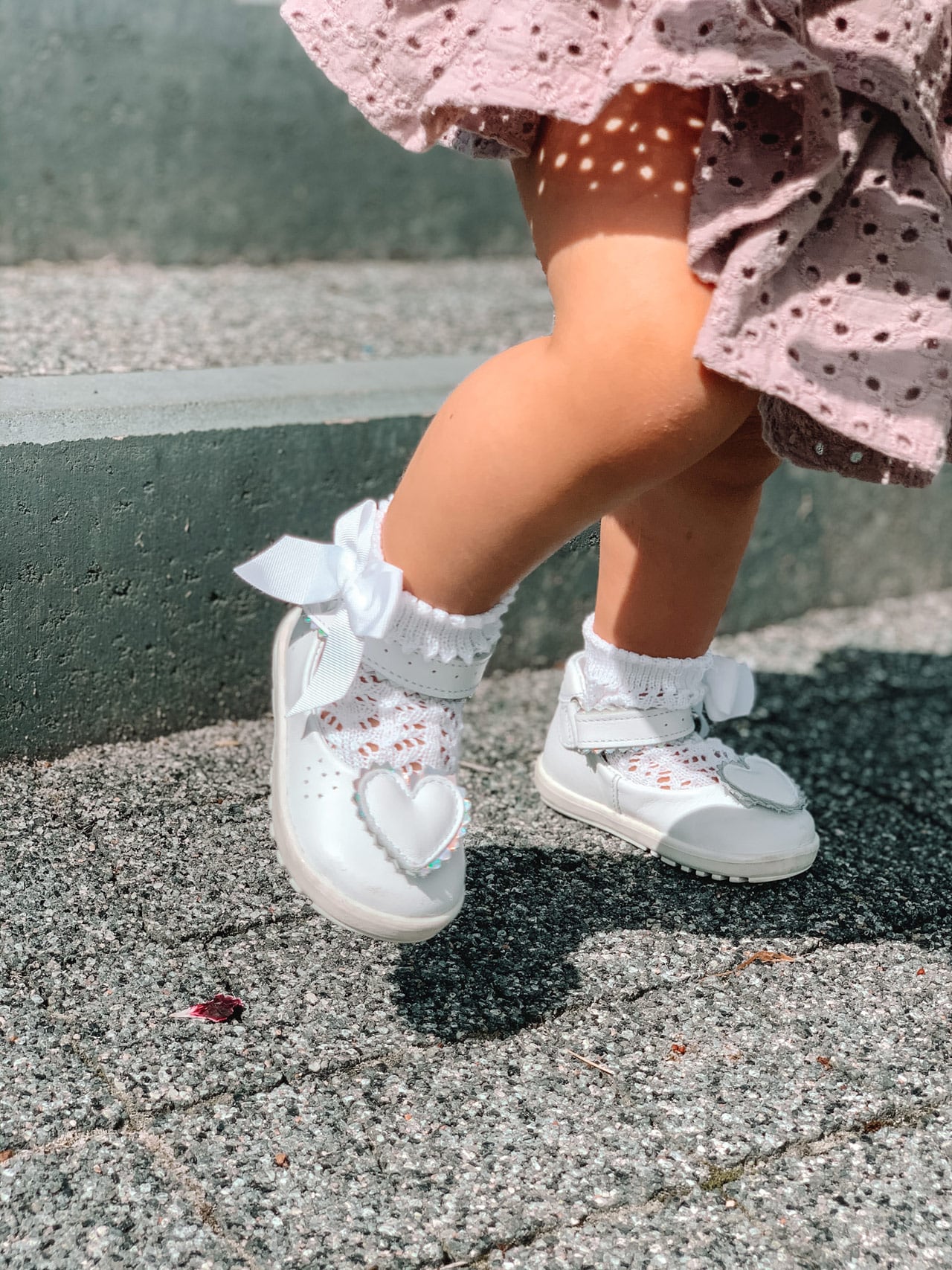 Sandały to nie wszystko: buty na lato dla dziewczynki w sportowym stylu