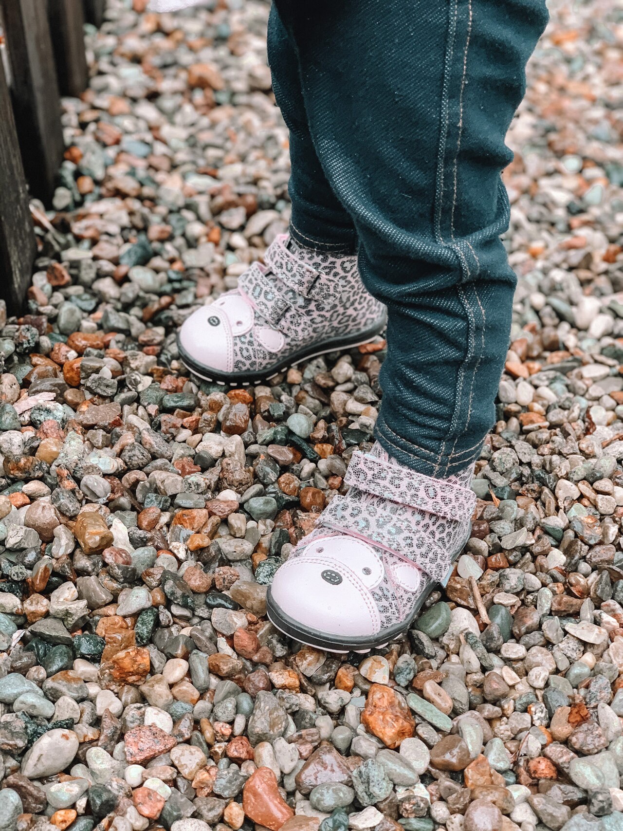 Nauka chodzenia dziecka: na boso czy w butach? 