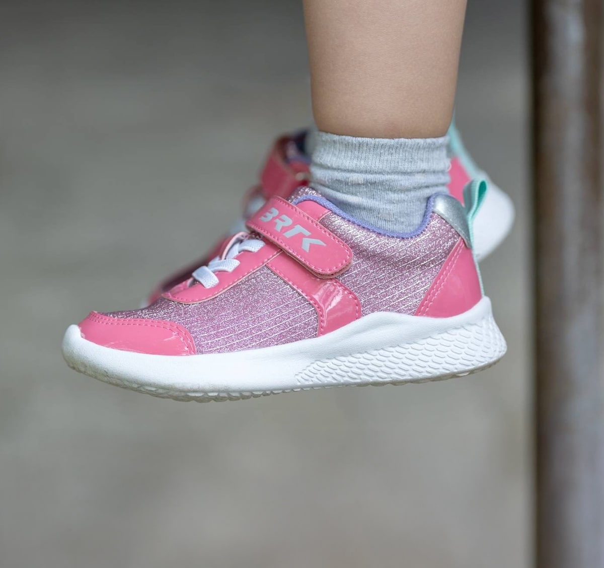 Jakie cechy powinny mieć dobre buty dla dziecka na plac zabaw?