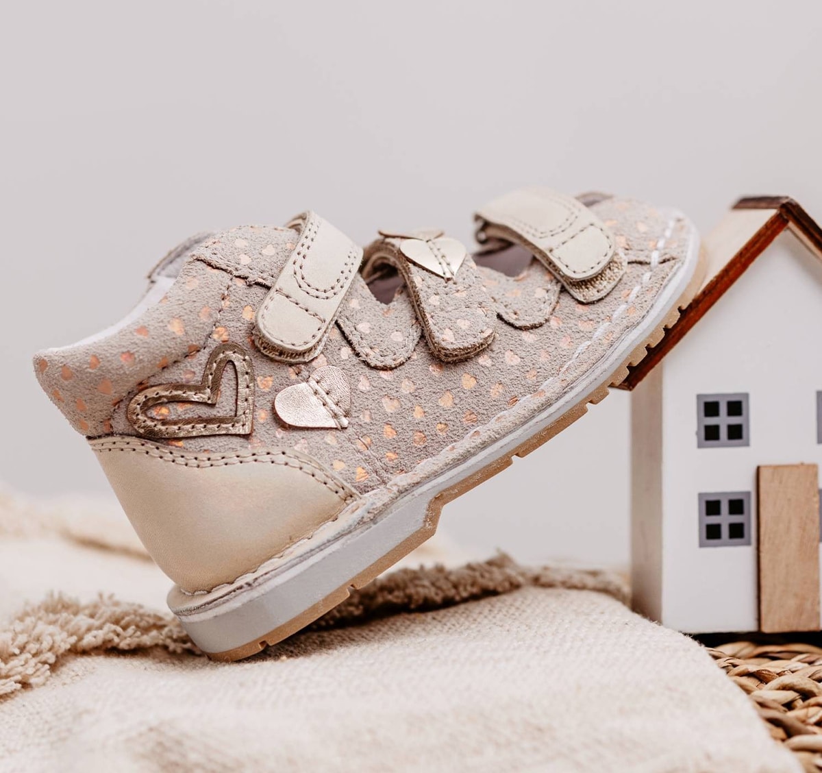 Czy dzieci powinny chodzić w kapciach po domu? Wyjaśniamy wątpliwości rodziców