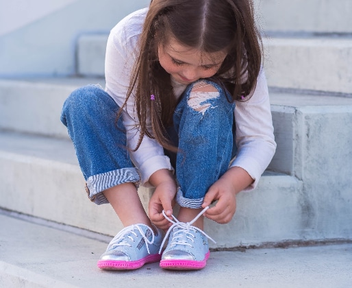 Jak nauczyć dziecko wiązać buty? Skuteczne sposoby