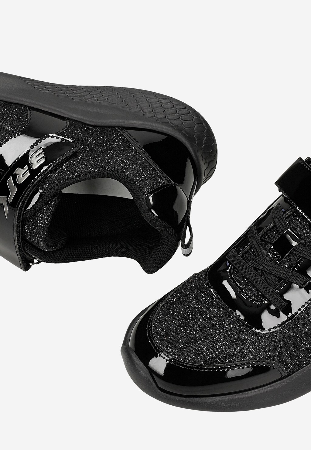 Czarne sneakersy z brokatowym materiałem i lakierowanymi wstawkami BARTEK 87004-10 Widok 7
