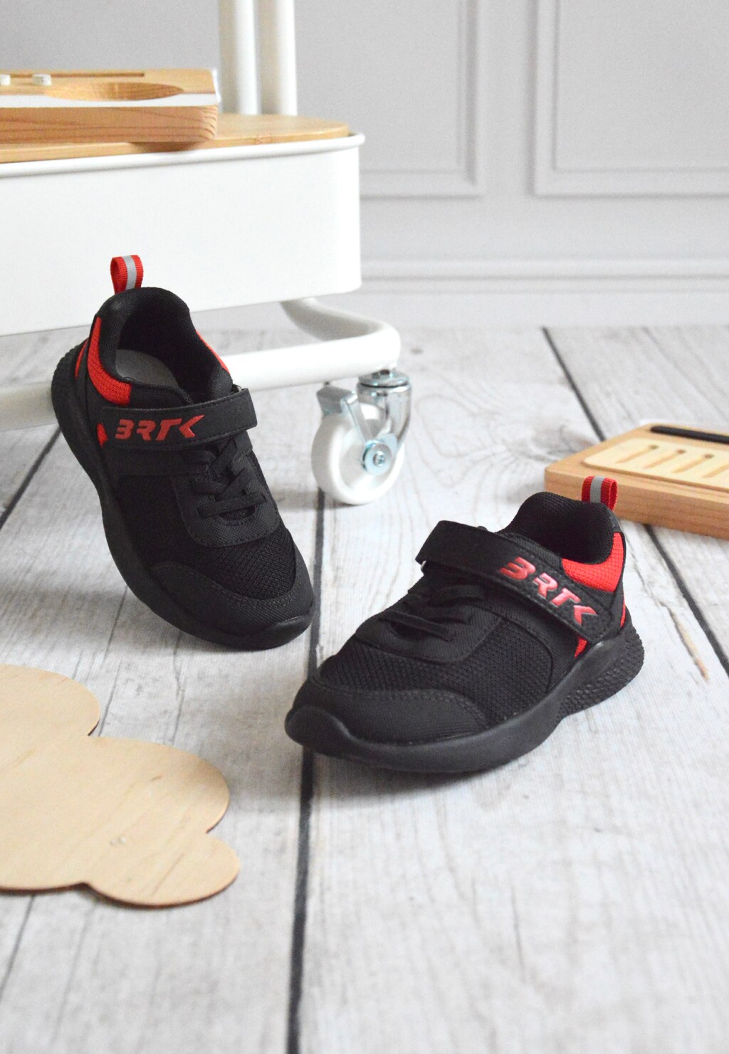 Czarno-czerwone sneakersy dla chłopców BARTEK 87003-11 Widok 9