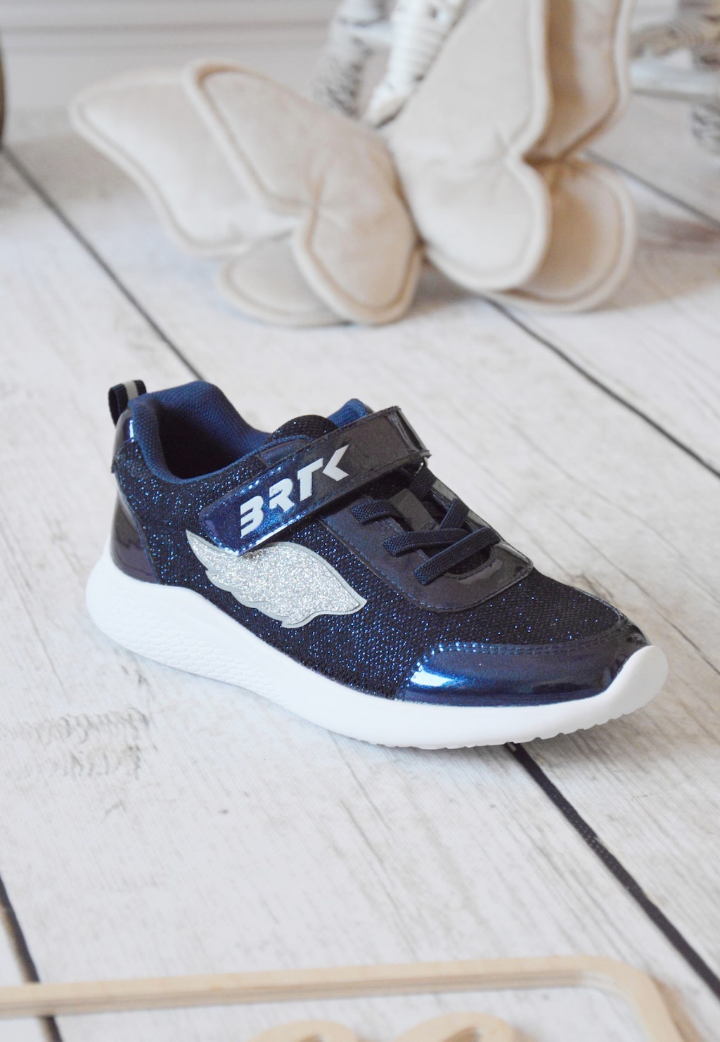 Granatowe brokatowe sneakersy ze srebrną aplikacją skrzydła BARTEK 87004-16 Widok 9