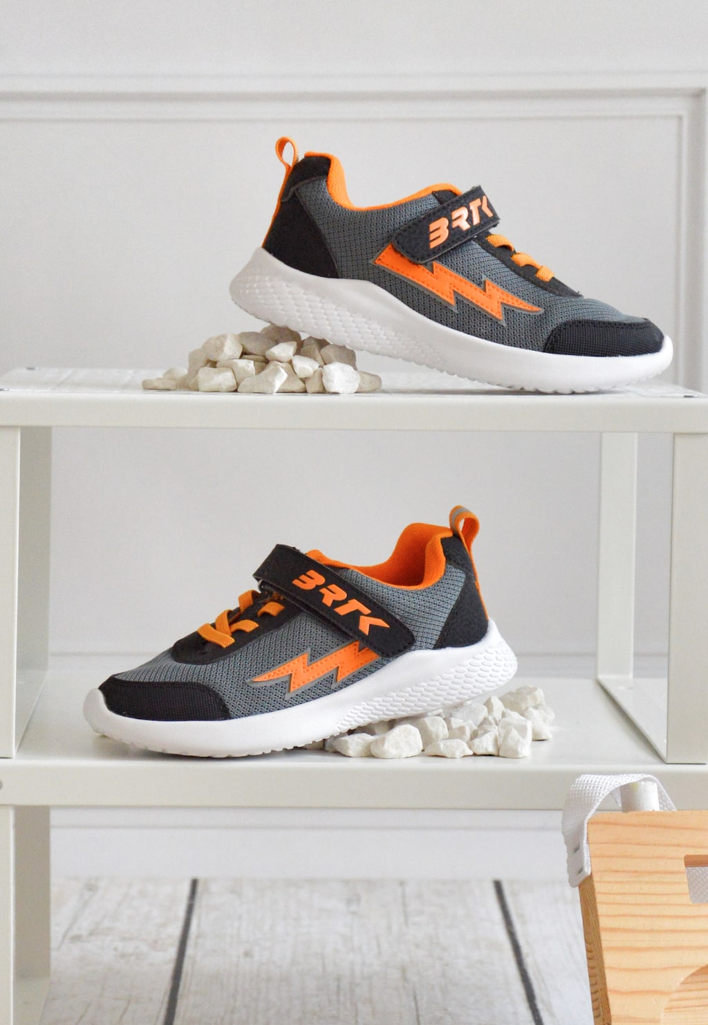 Czarno-szare sneakersy z pomarańczową błyskawicą BARTEK 87006-10 Widok 9