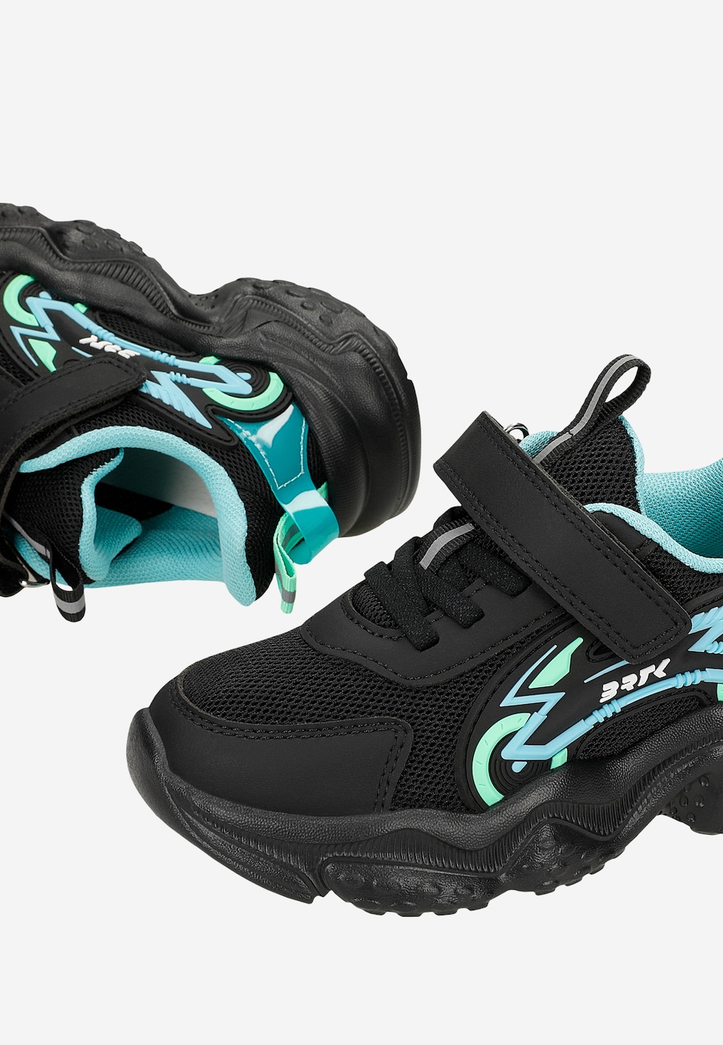 Sportowe sneakersy chłopięce z siateczkową cholewką i futurystycznymi detalami BARTEK 87022-17 Widok 9