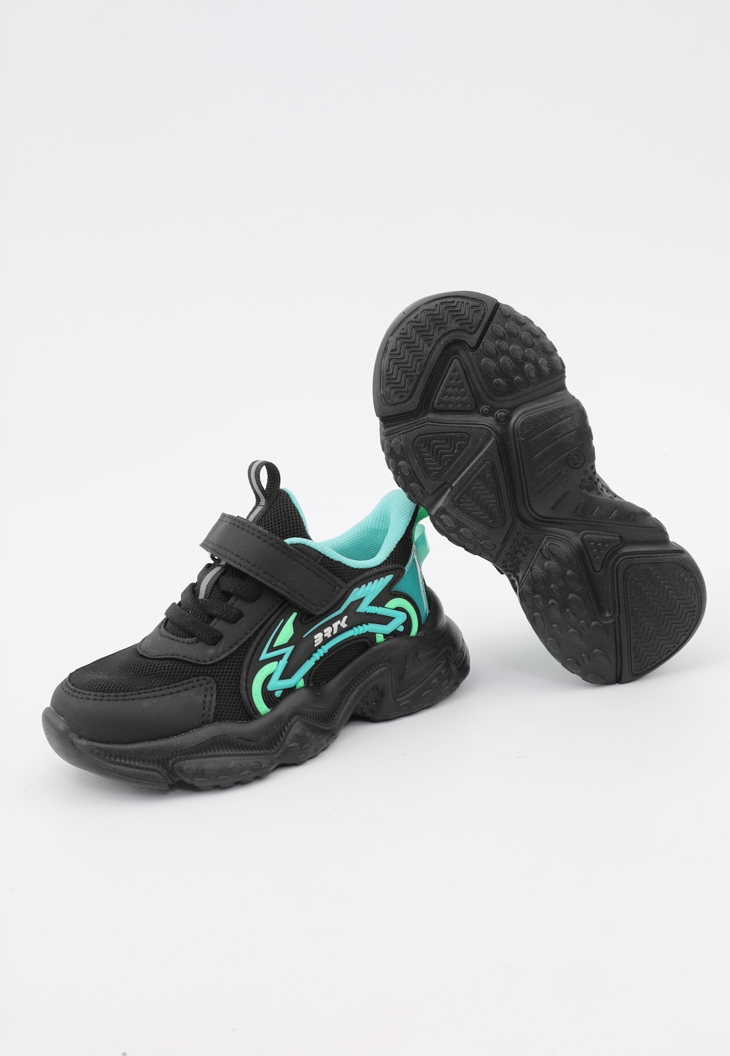 Sportowe sneakersy chłopięce z siateczkową cholewką i futurystycznymi detalami BARTEK 87022-17 Widok 1