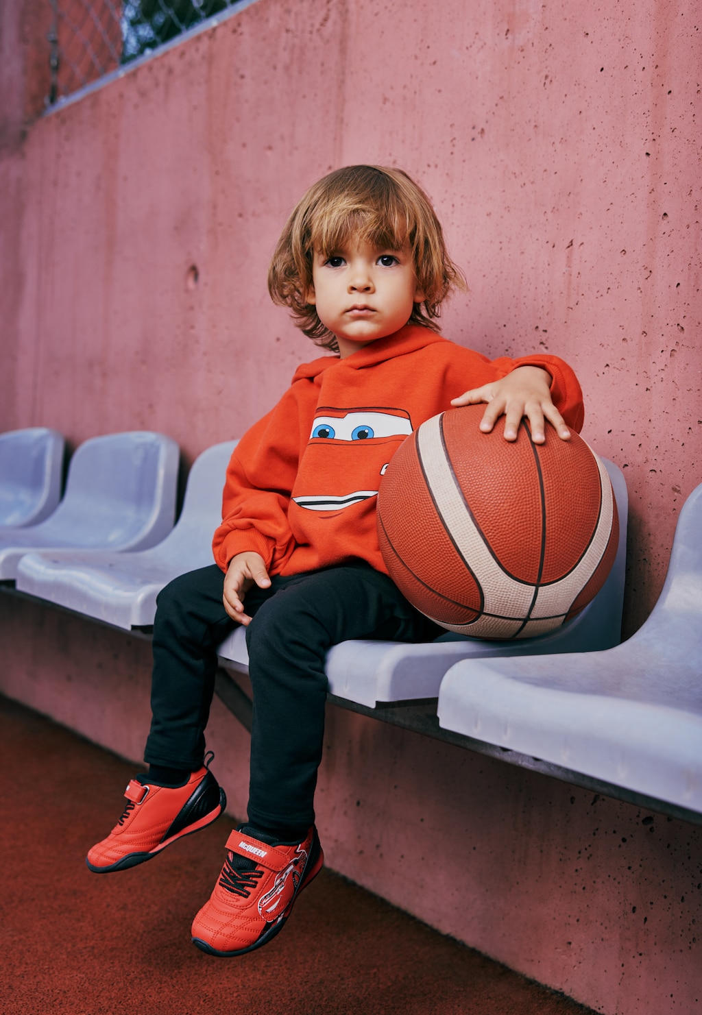 Czerwono-czarne sneakersy z postacią z bajki AUTA BARTEK 87067-15 Widok 1